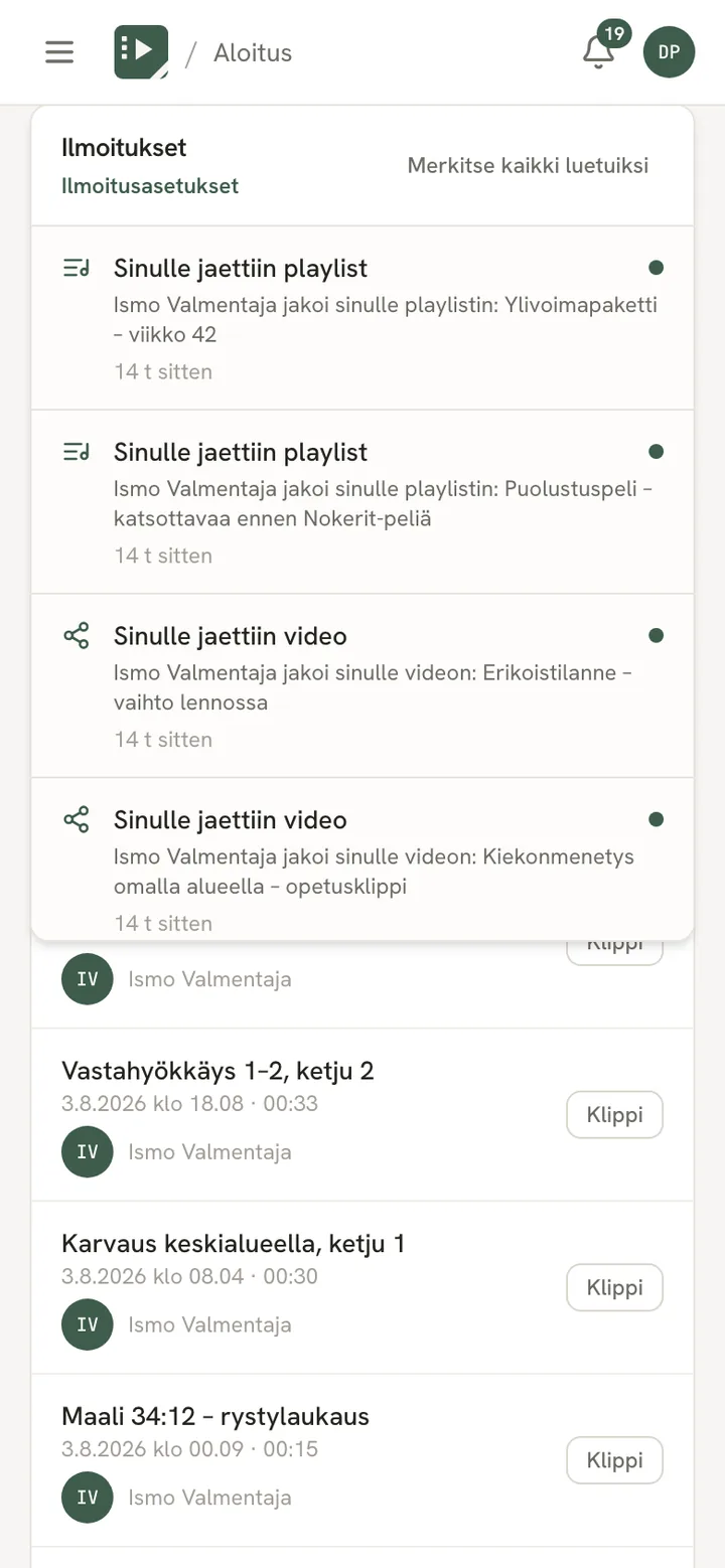 Ilmoituspaneeli auki: lista ilmoituksista ja Merkitse kaikki luetuiksi -painike.